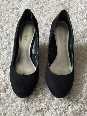 ⭐️Nine West Black Suede Wedge Pumps - size 7.5
